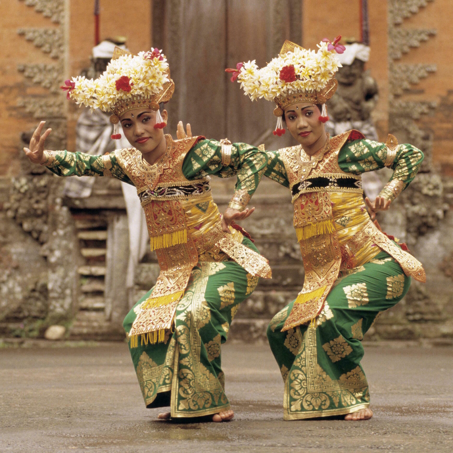 Tanzwelten, Ausstellung, Kunstausstellung, Bonn, Bundeskunsthalle, Zwei Tänzerinnen in Ubud auf Bali führen den Legong-Tanz auf, Getty Images