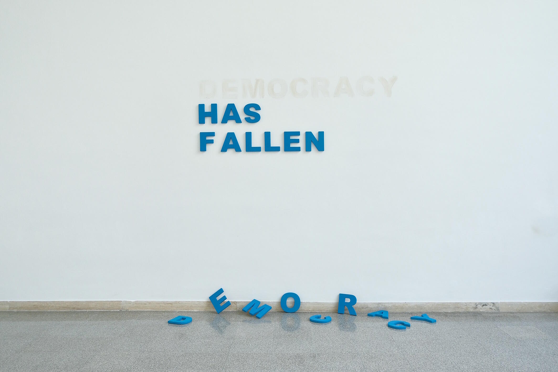 Für Alle! Demokratie neu gestalten, Ausstellung, Kunstausstellung, Bonn, Bundeskunsthalle, Manaf Halbouni, Democracy has fallen, VG Bild-Kunst