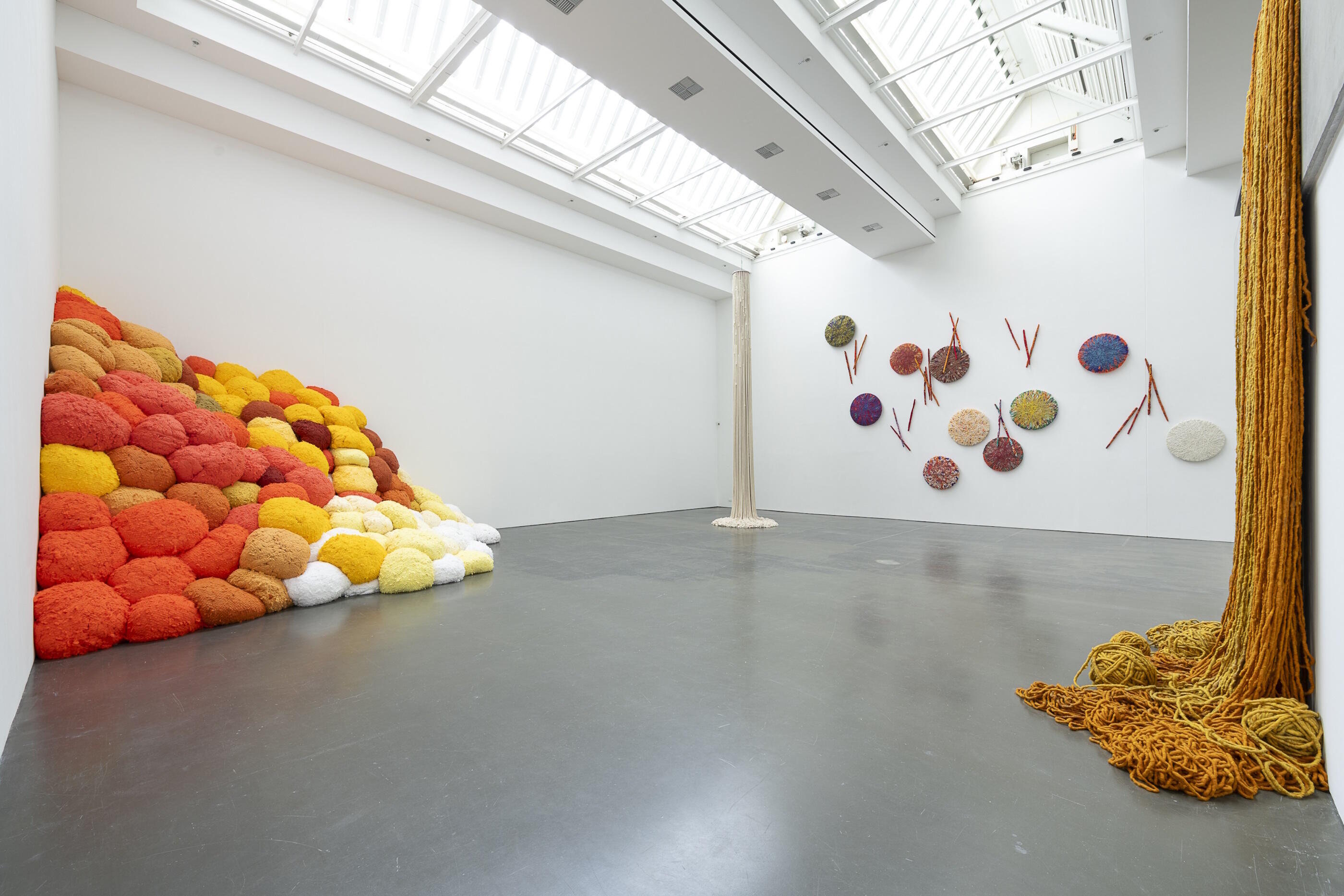 Sheila Hicks, Ausstellung, Kunstausstellung, Bottrop, Düsseldorf, Josef Albers Museum Quadrat Bottrop, Kunsthalle Düsseldorf, Installationsansicht, VG Bild-Kunst, Katja Illner