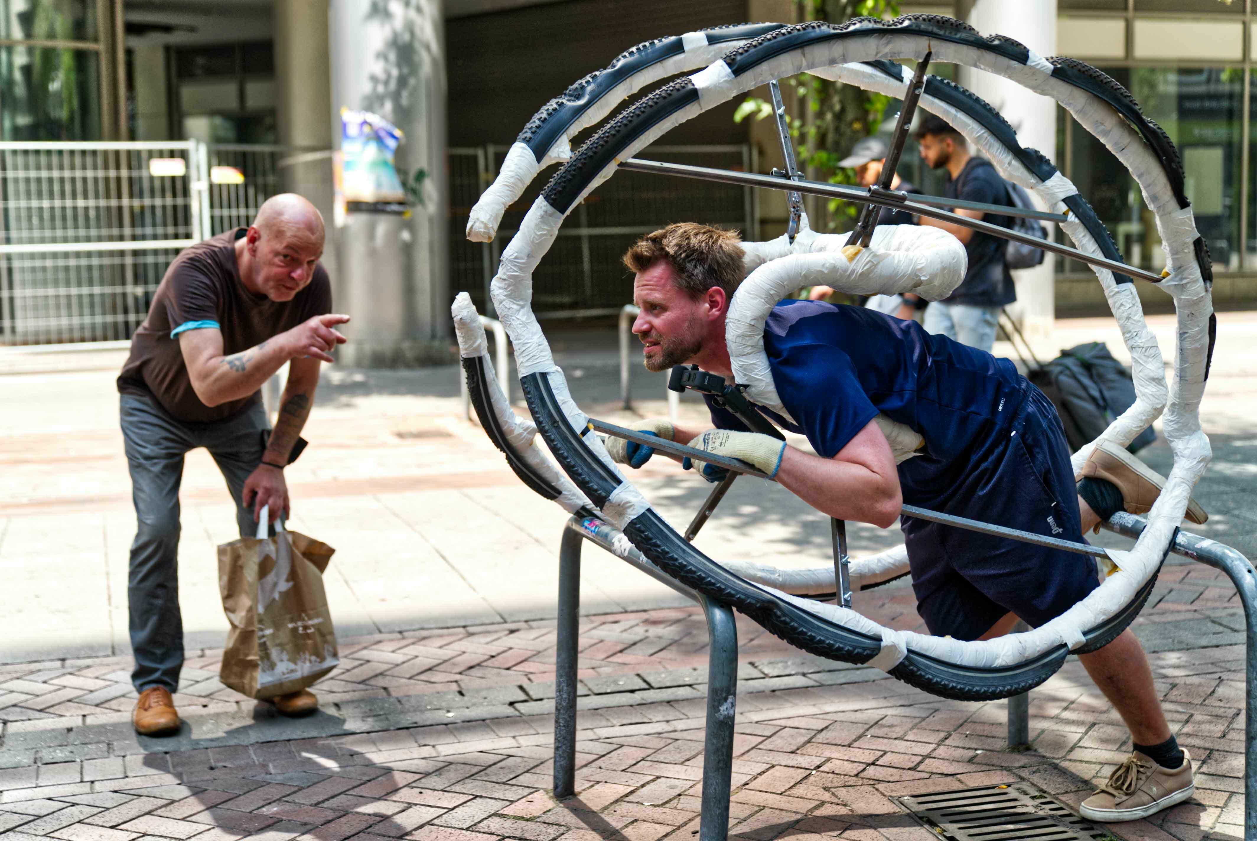 AUSGEZEICHNET #8, Simon Pfeffel, Ausstellung, Kunstausstellung, Bonn, Kunstmuseum Bonn, 100 Daysof Performances Day17, Galerie Burster, VG Bild-Kunst, Li Lian Ahlskog Hou