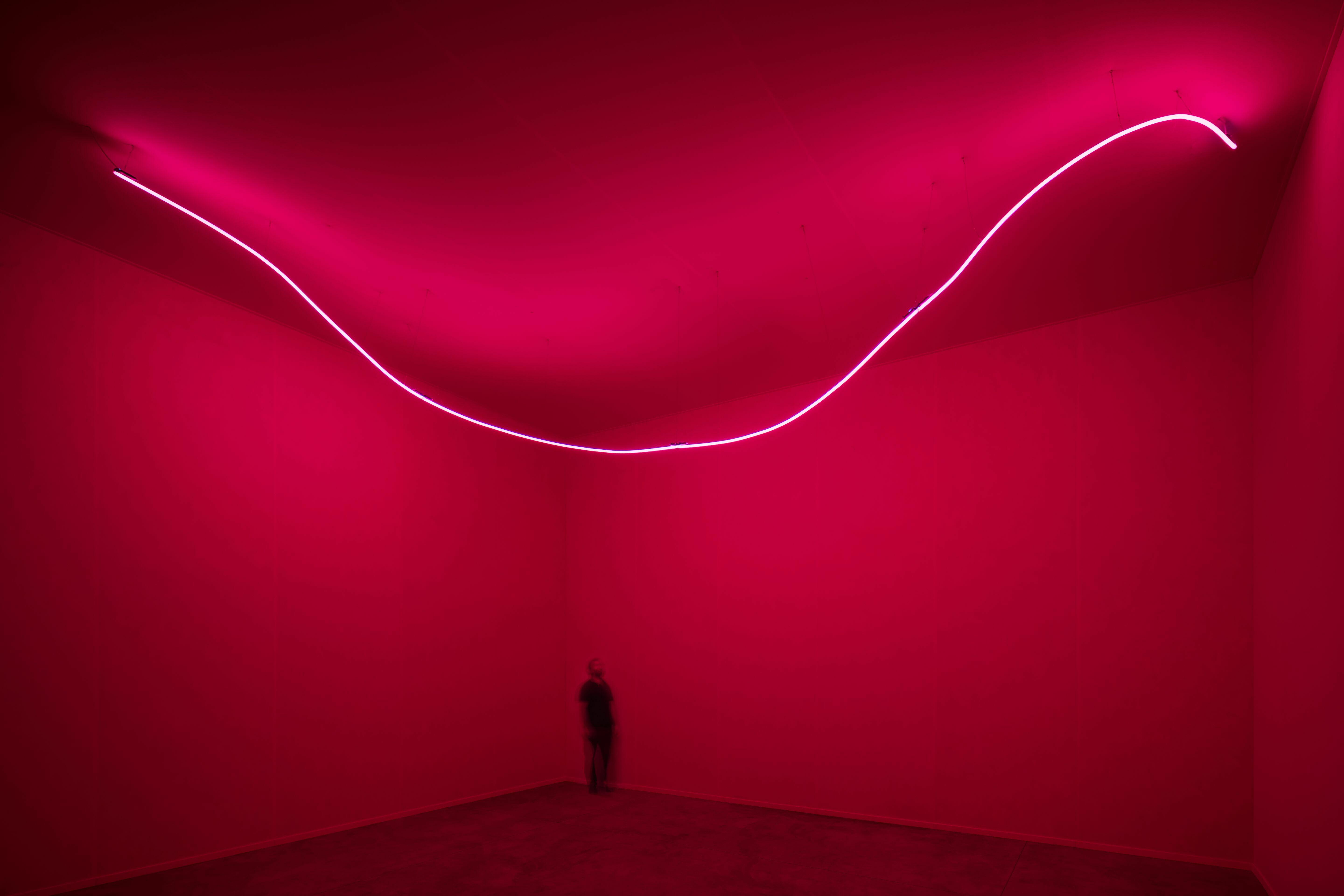 Lucio Fontana, Erwartung, Ausstellung, Kunstausstellung, Wuppertal, Von der Heydt-Museum, Fondazione Lucio Fontana, SIAE, GEMA 2024, VG Bild-Kunst, Ambiente spaziale con neon / Räum-liche Umgebung mit Neon, Installation bei Hauser&Wirth Los Angeles. Fredrik Nilsen